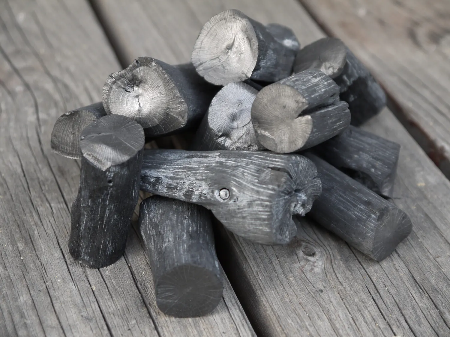 Restaurant-grade acacia hardwood lump charcoal